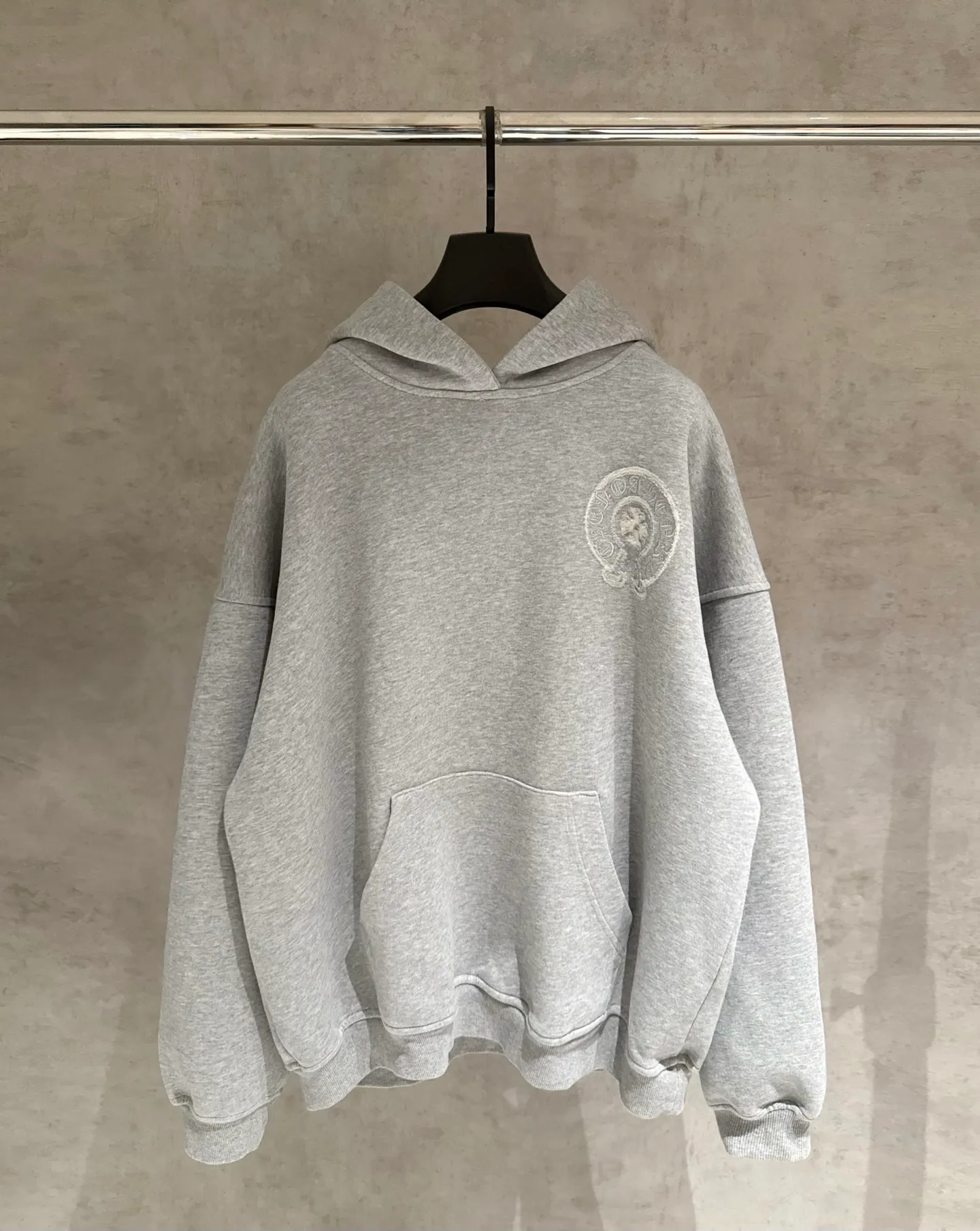 🅿️410 [Strict quality control] CH Croixin's new long-sleeved hooded sweatshirt. The fabric is made of heavy 480g double yarn fabric. Garment washing. Laser burning of the front and back panels. Garment washing. Loose fit. The fabric is stiff and stylish. It does not deform or shrink. Color: black, white, floral gray. Size: M-2xl